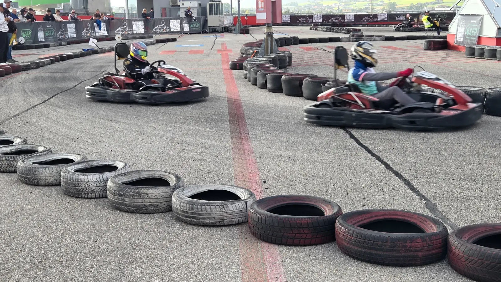 Zwei Karts im Rennen auf dem SEP-Parkdeck